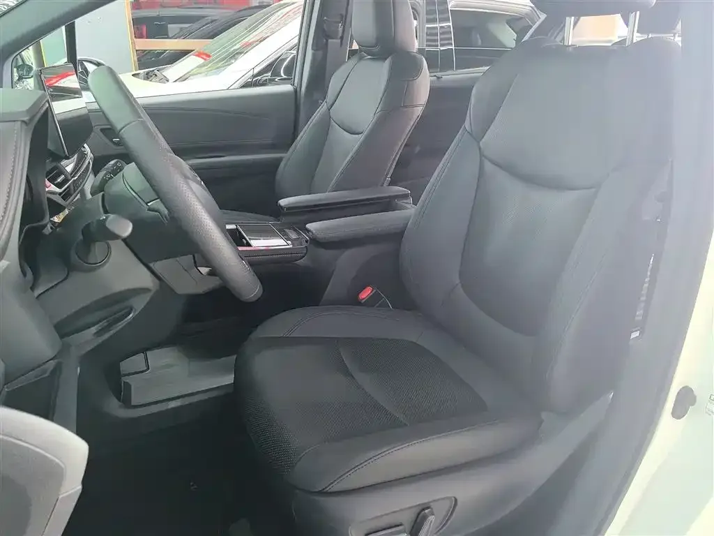 Toyota Granvia — фото 10