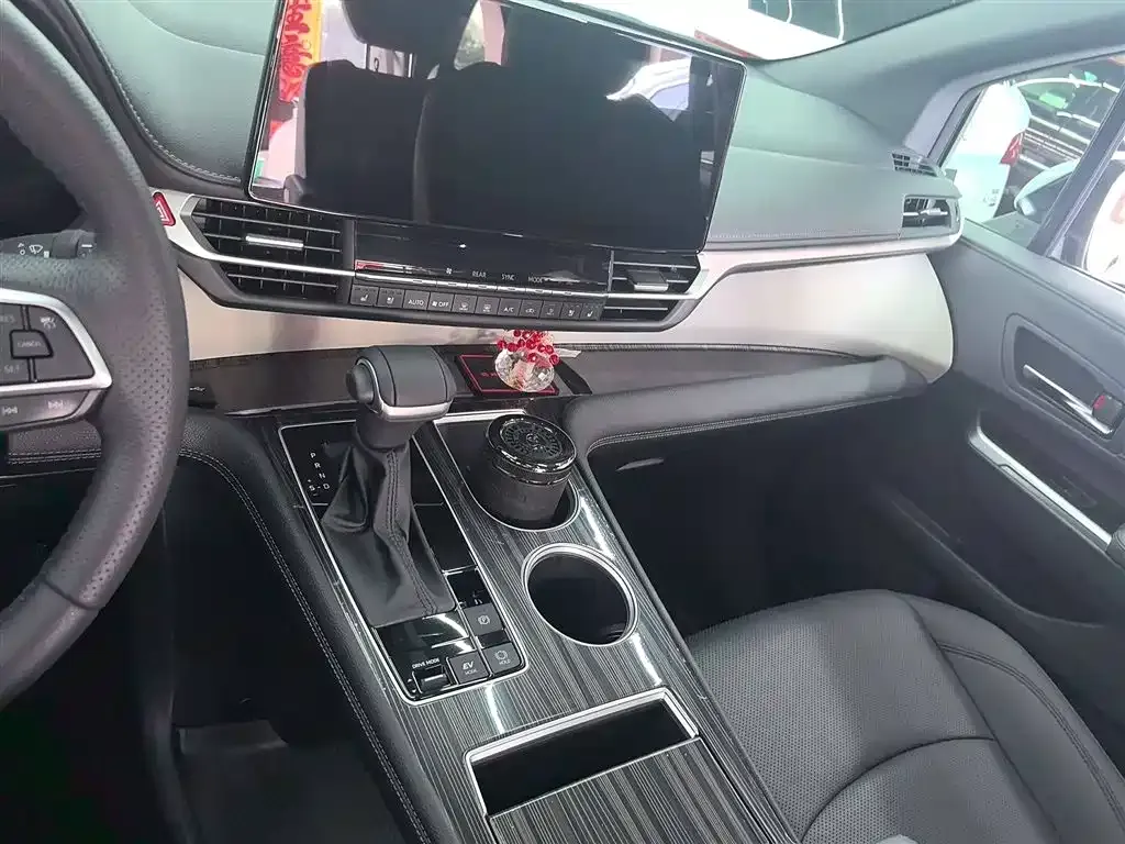 Toyota Granvia — фото 6