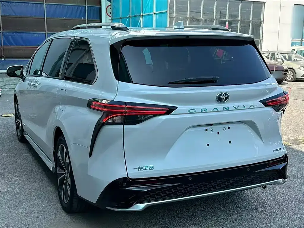 Toyota Granvia — фото 9