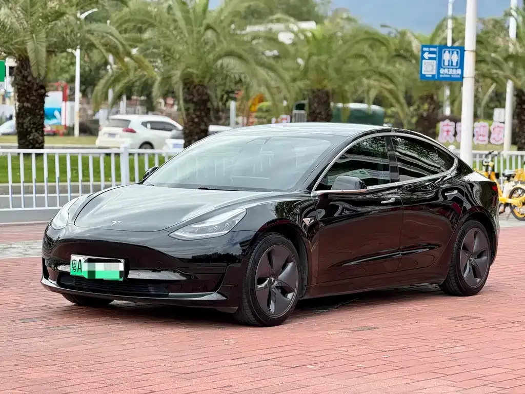 Tesla Model 3 — фото 1