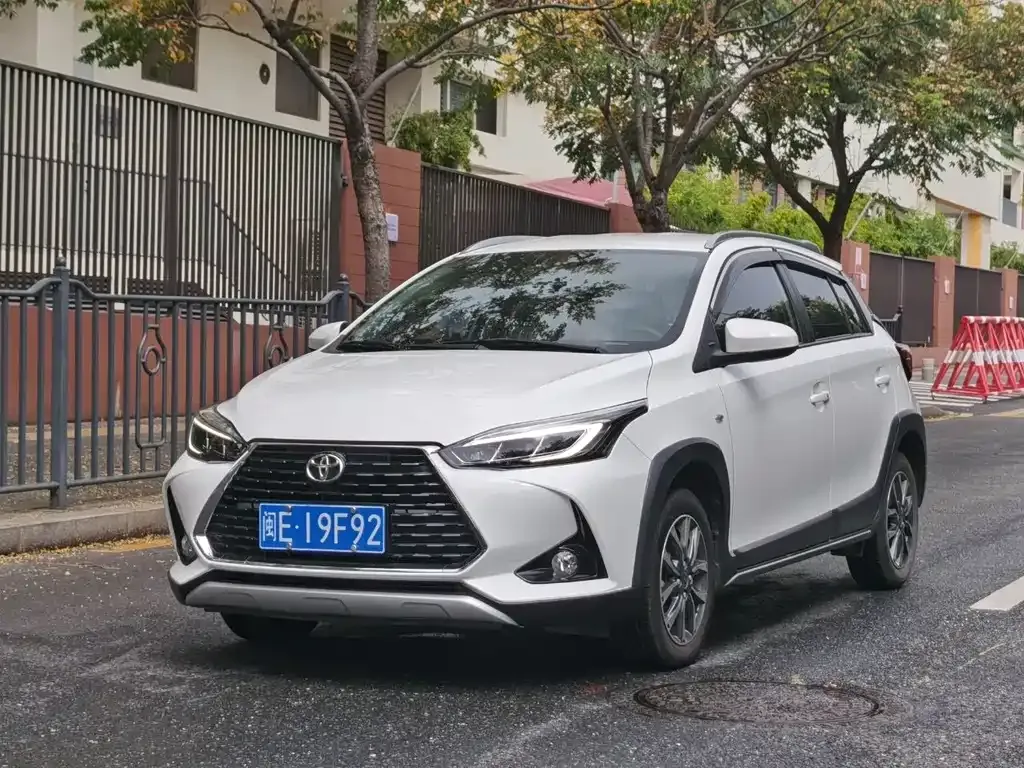 Toyota Yaris L — фото 1
