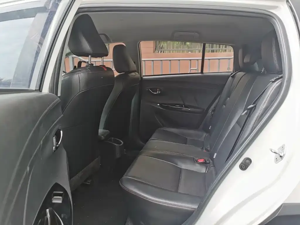 Toyota Yaris L — фото 10