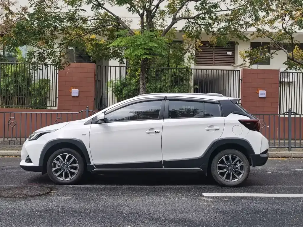 Toyota Yaris L — фото 4