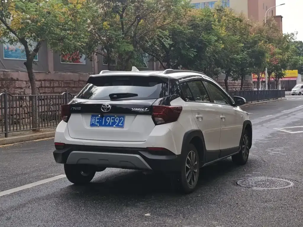 Toyota Yaris L — фото 7