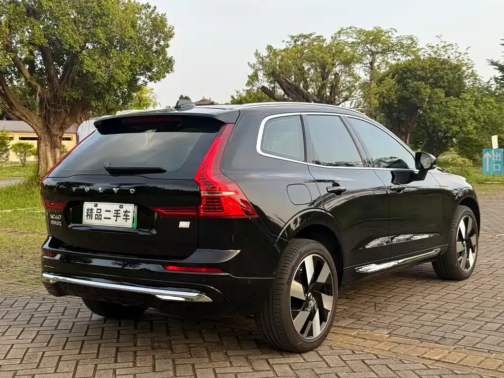 Volvo XC60 PHEV — фото 7