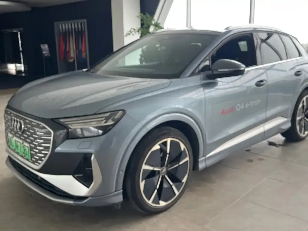 Audi Q4 e-tron — фото 1