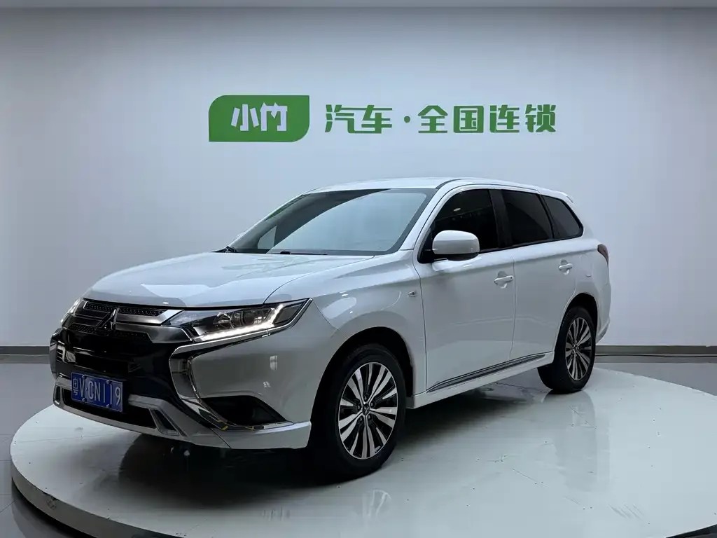 Mitsubishi Outlander — фото 1