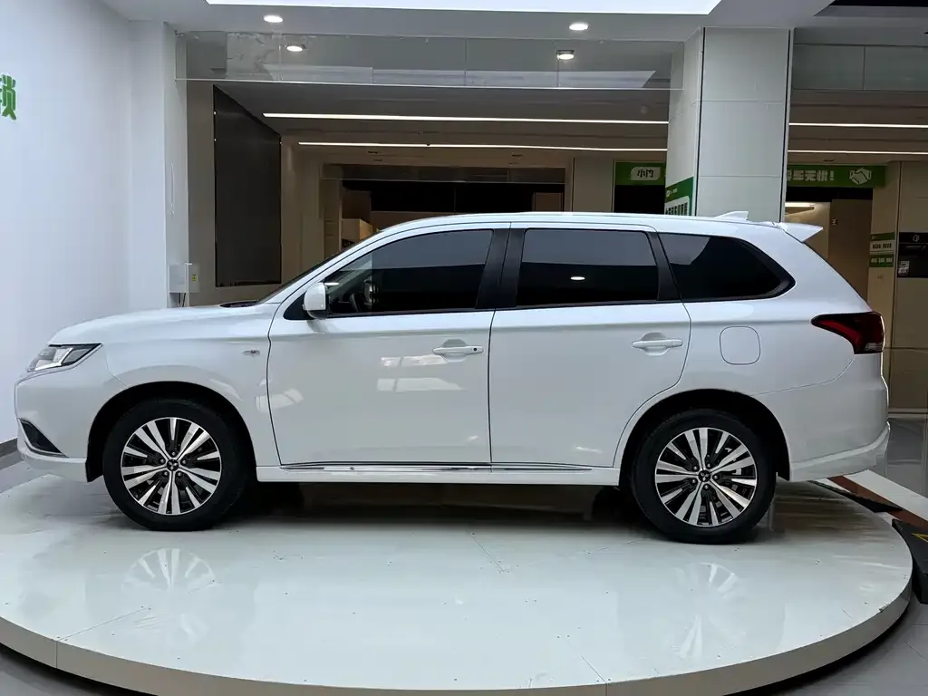 Mitsubishi Outlander — фото 7