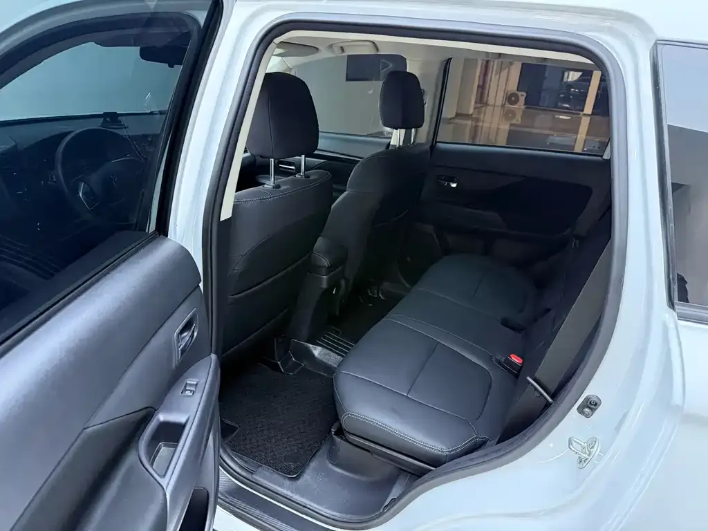 Mitsubishi Outlander — фото 9