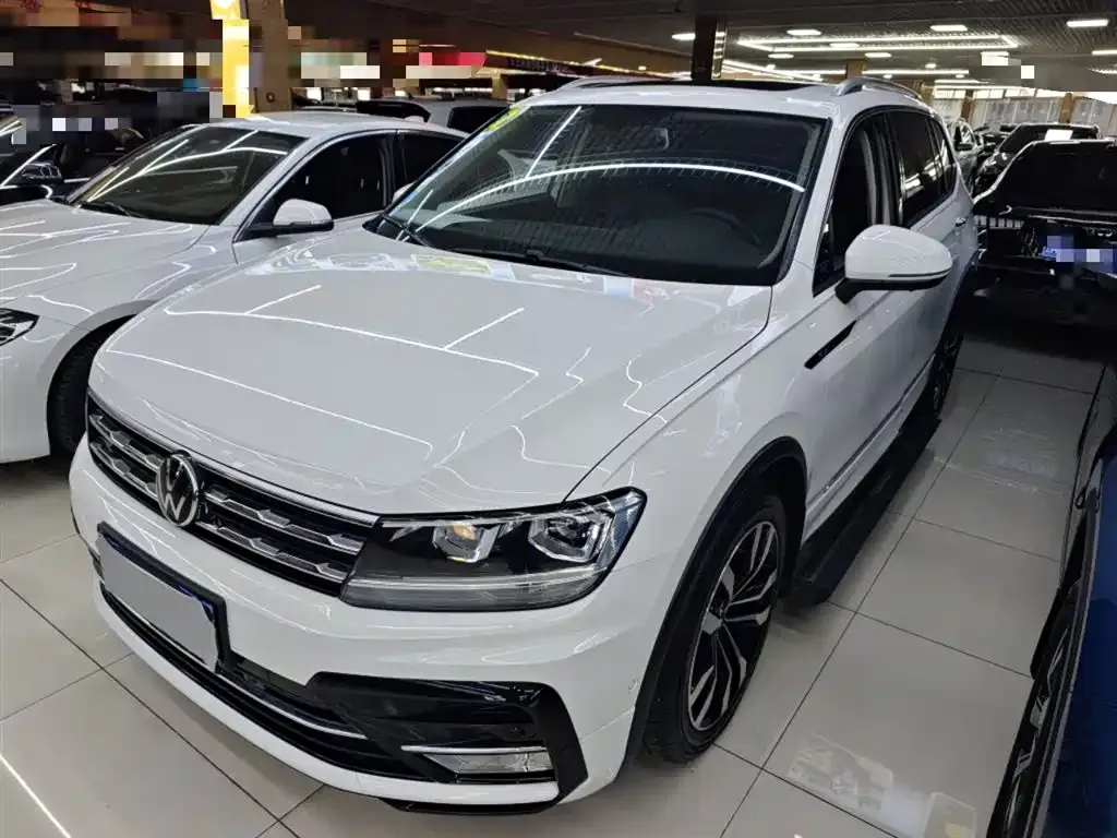 Volkswagen Tiguan L — фото 1