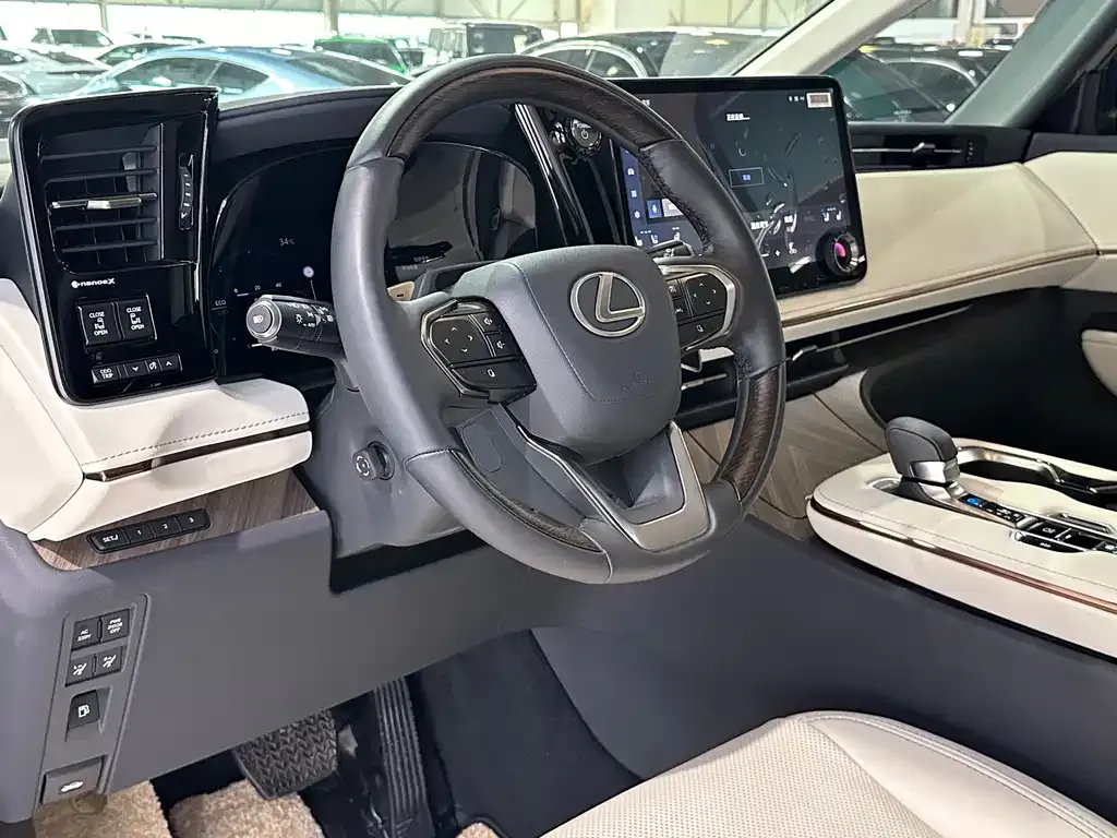 Lexus LM — фото 6