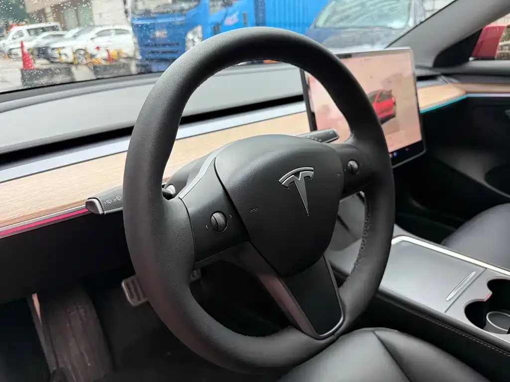 Tesla Model 3 — фото 7