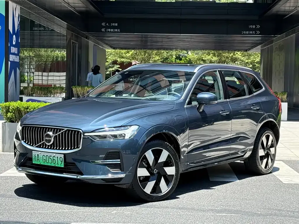 Volvo XC60 PHEV — фото 1
