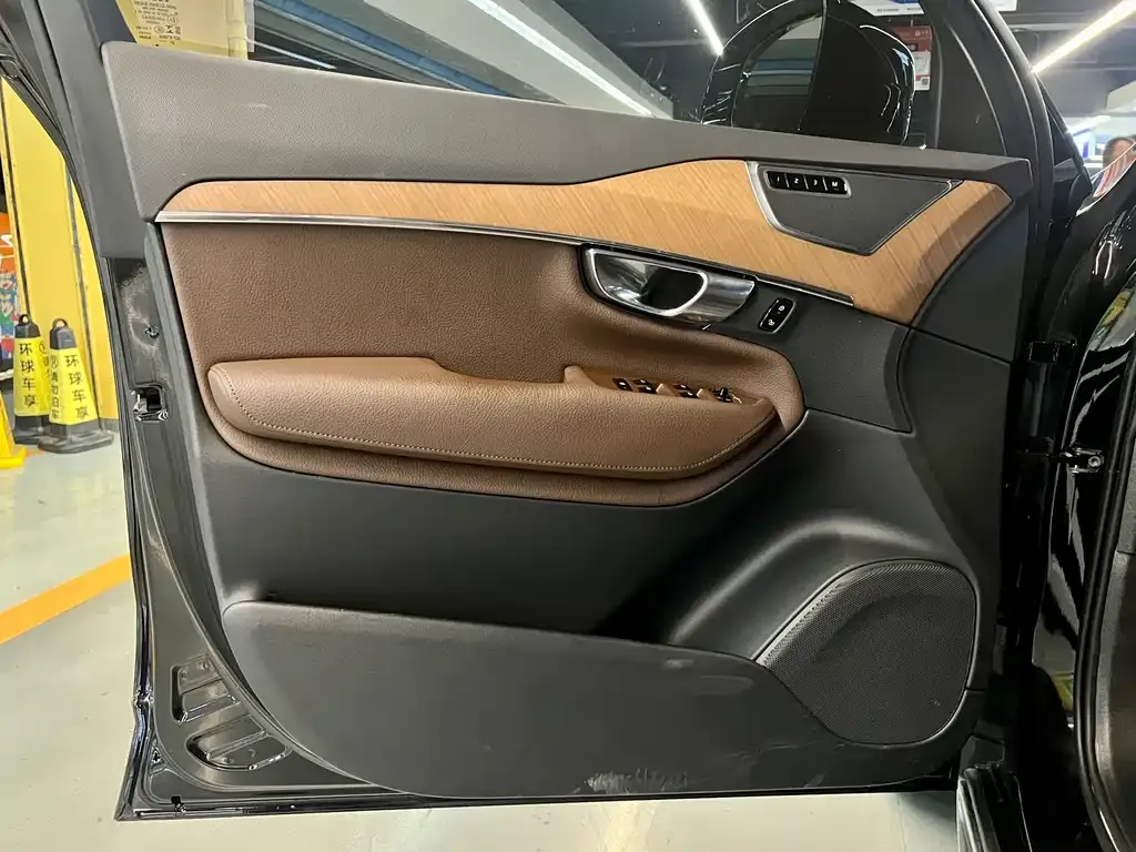 Volvo XC90 — фото 9
