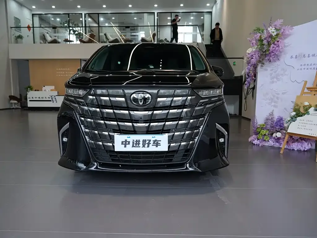 Toyota Alphard — фото 1