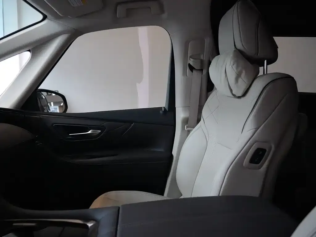 Toyota Alphard — фото 10