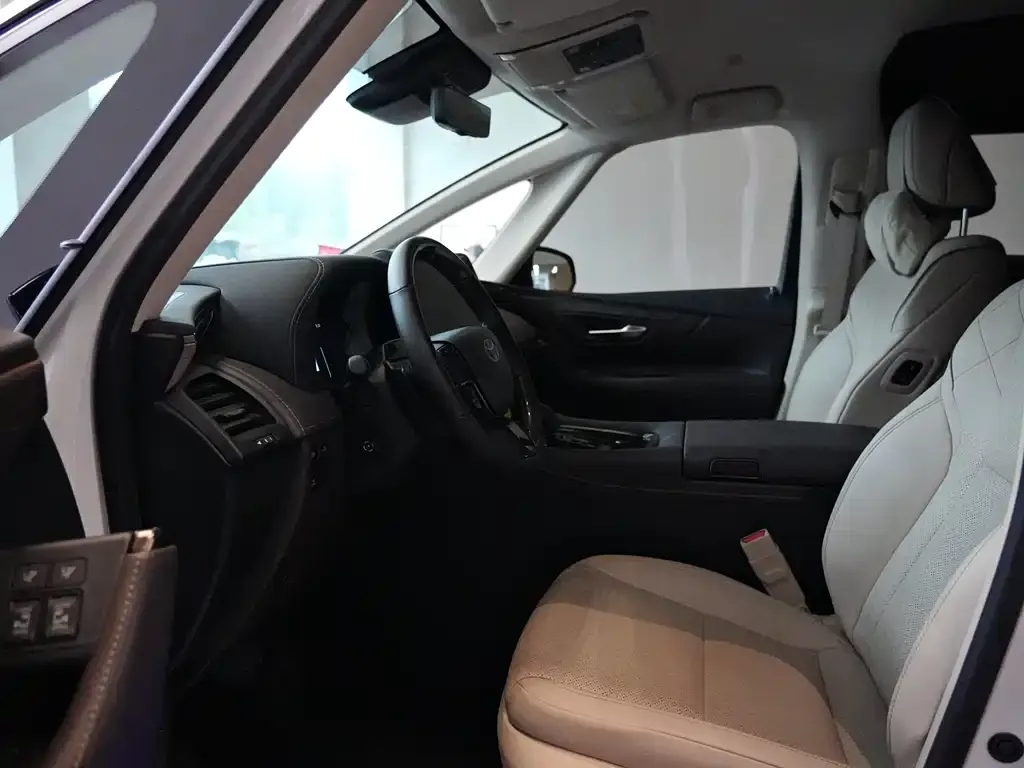 Toyota Alphard — фото 4