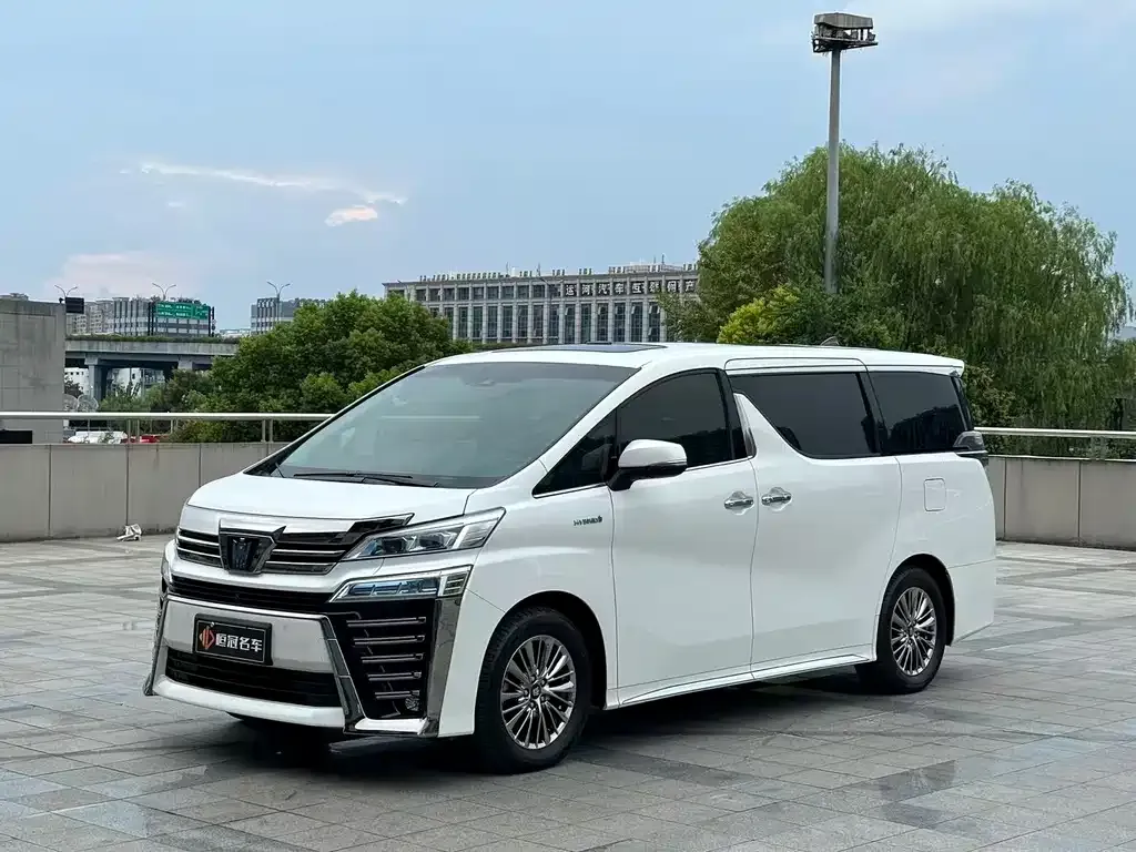 Toyota Vellfire — фото 1