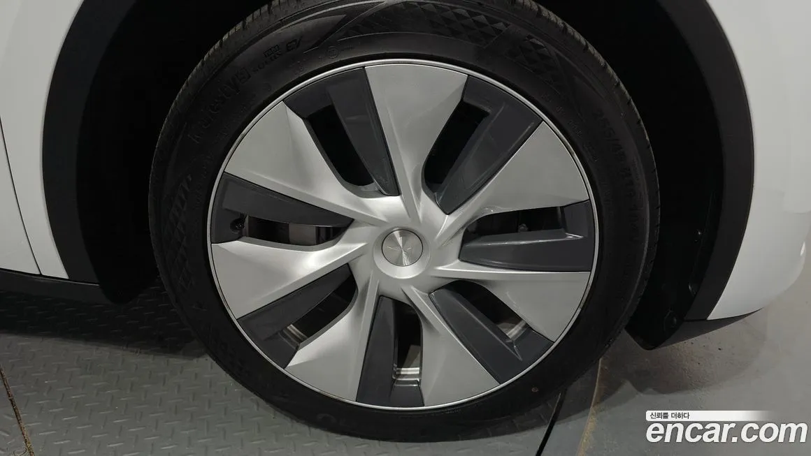 Tesla Model Y — фото 5