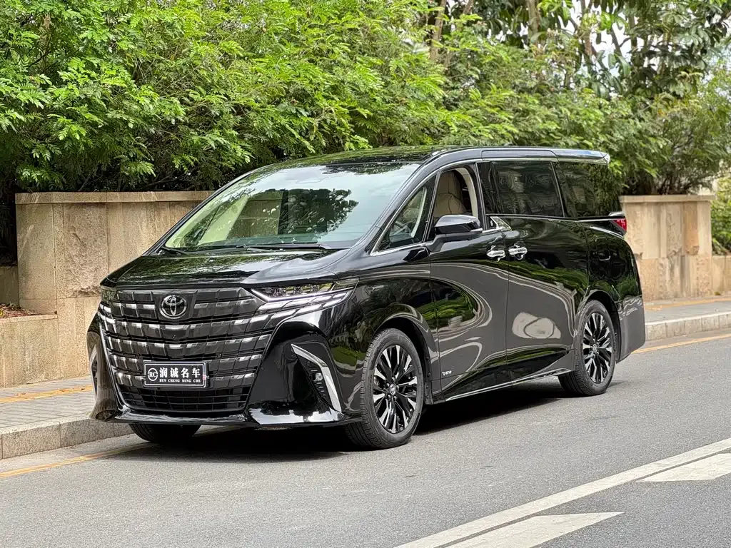 Toyota Alphard — фото 1