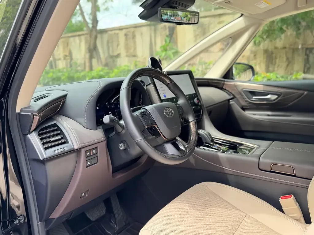 Toyota Alphard — фото 10