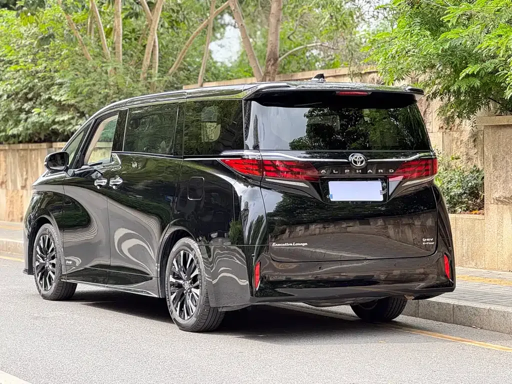 Toyota Alphard — фото 4