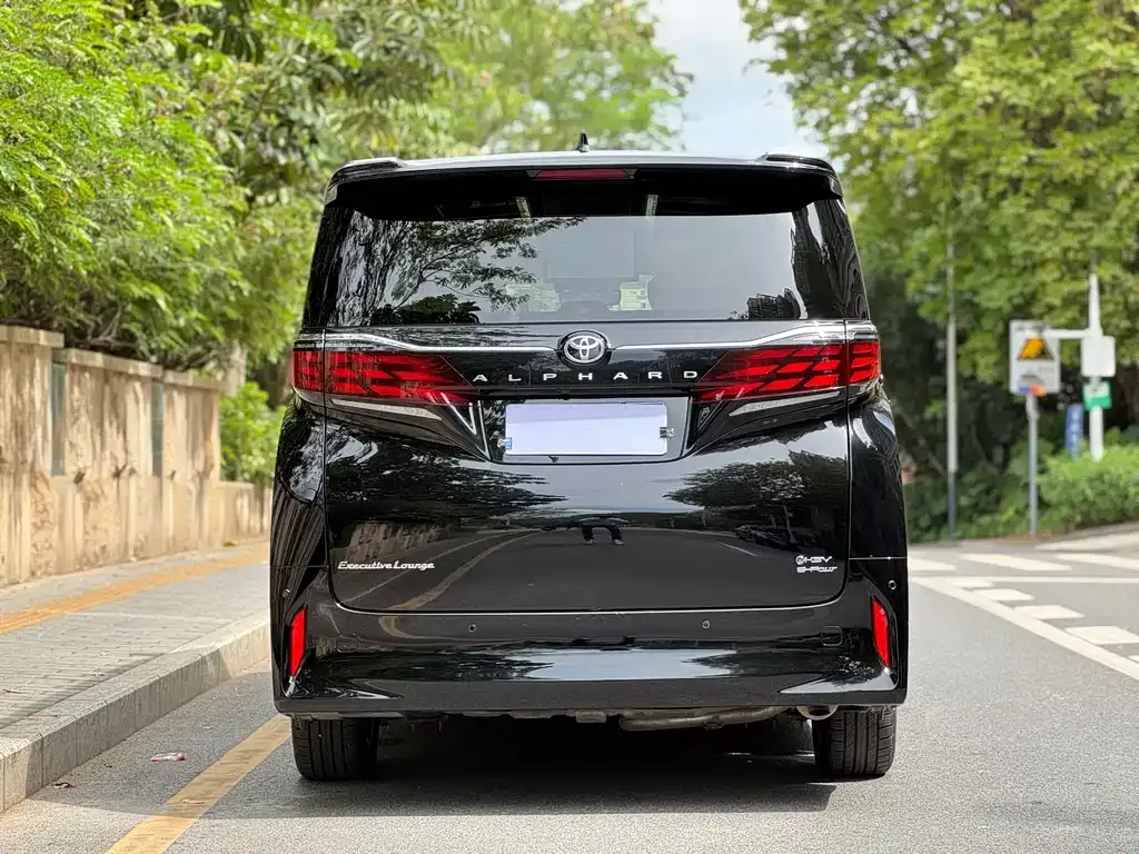 Toyota Alphard — фото 6