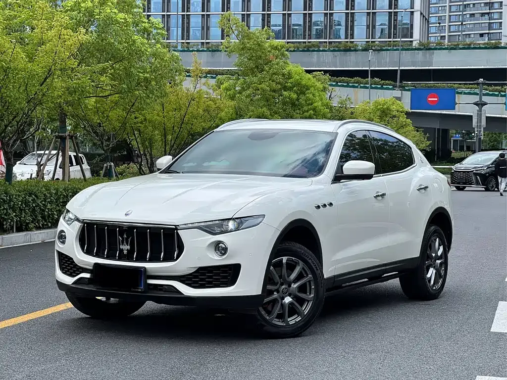 Maserati Levante — фото 1