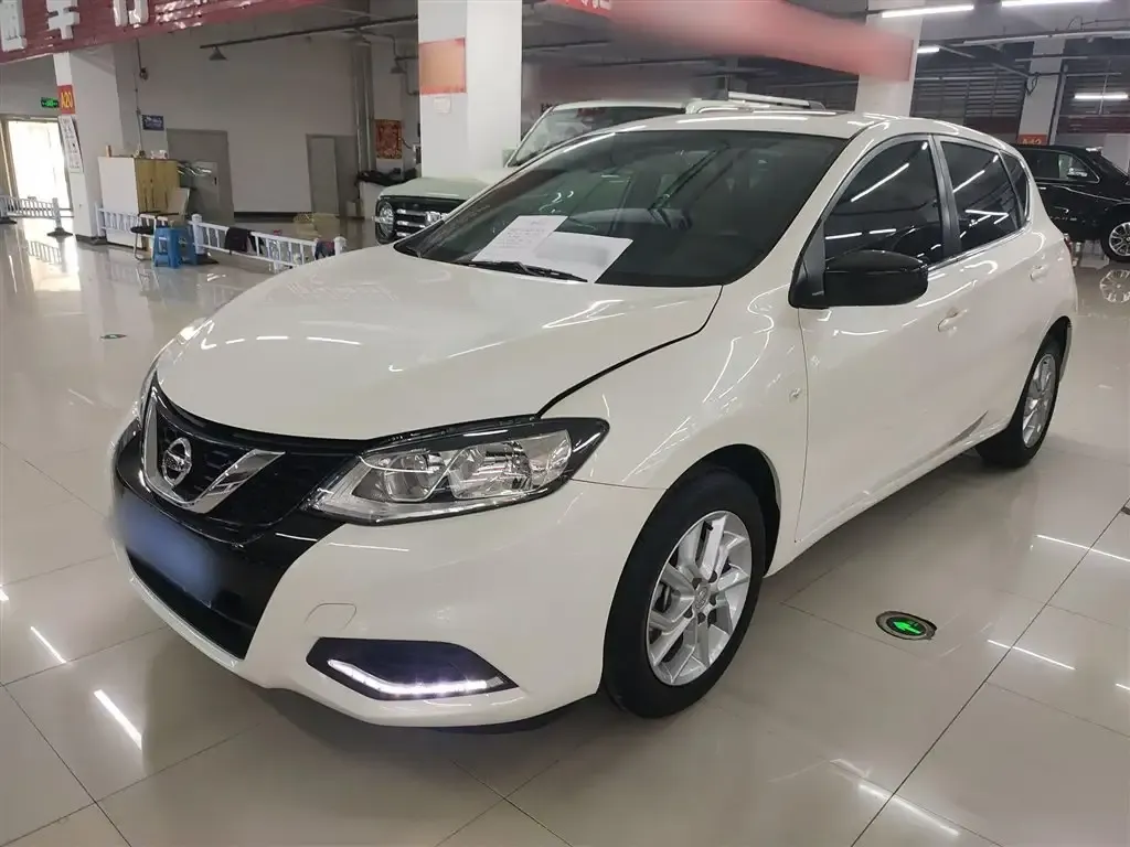 Nissan Tiida — фото 1