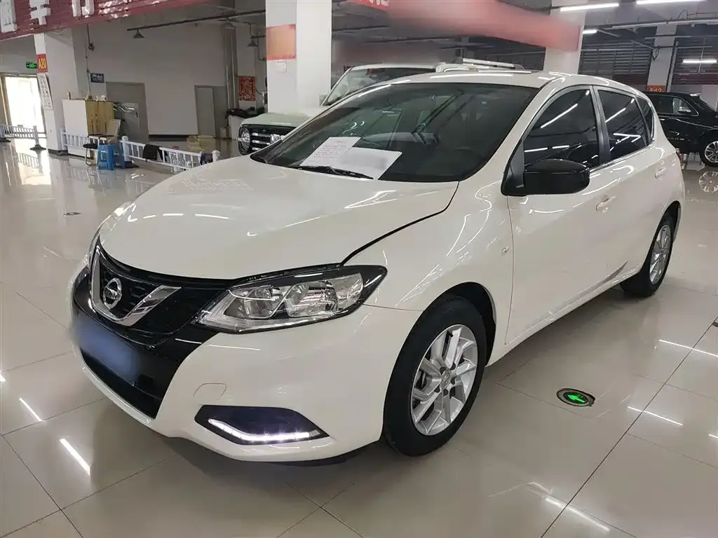 Nissan Tiida — фото 2