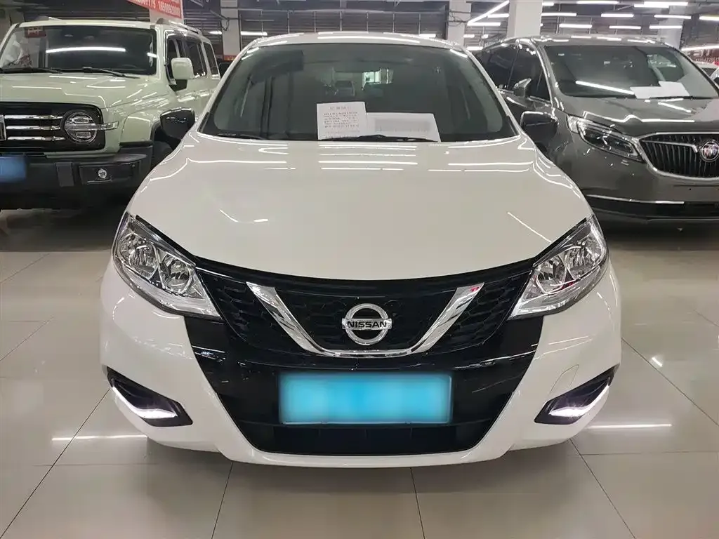 Nissan Tiida — фото 3
