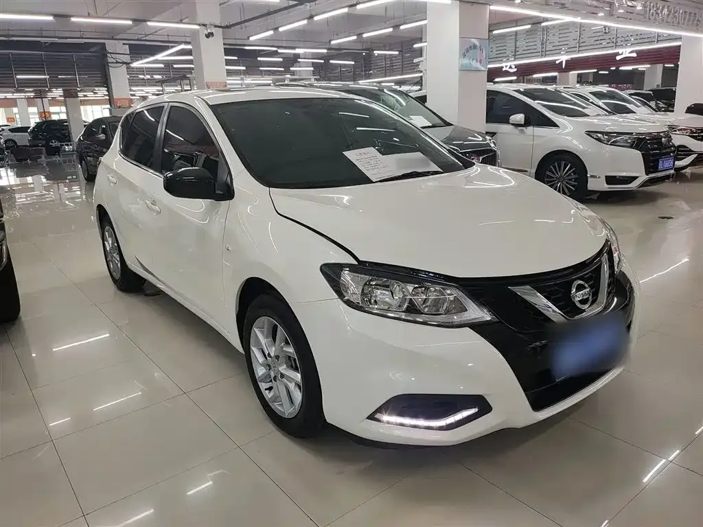 Nissan Tiida — фото 4