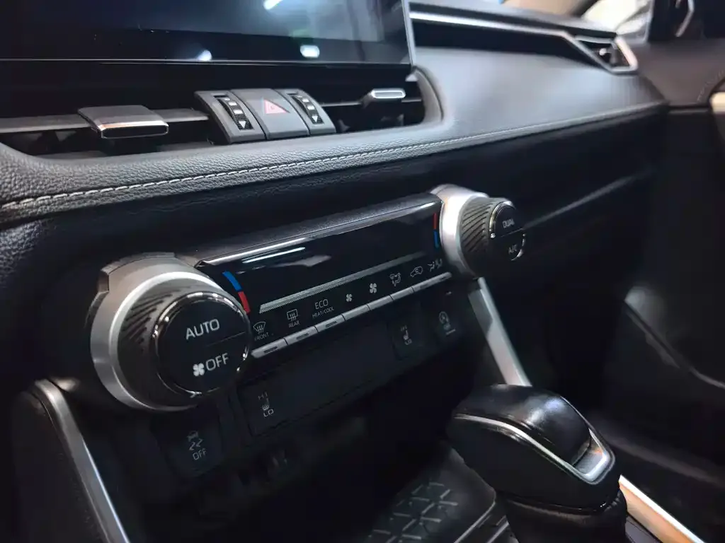 Toyota RAV4 — фото 7