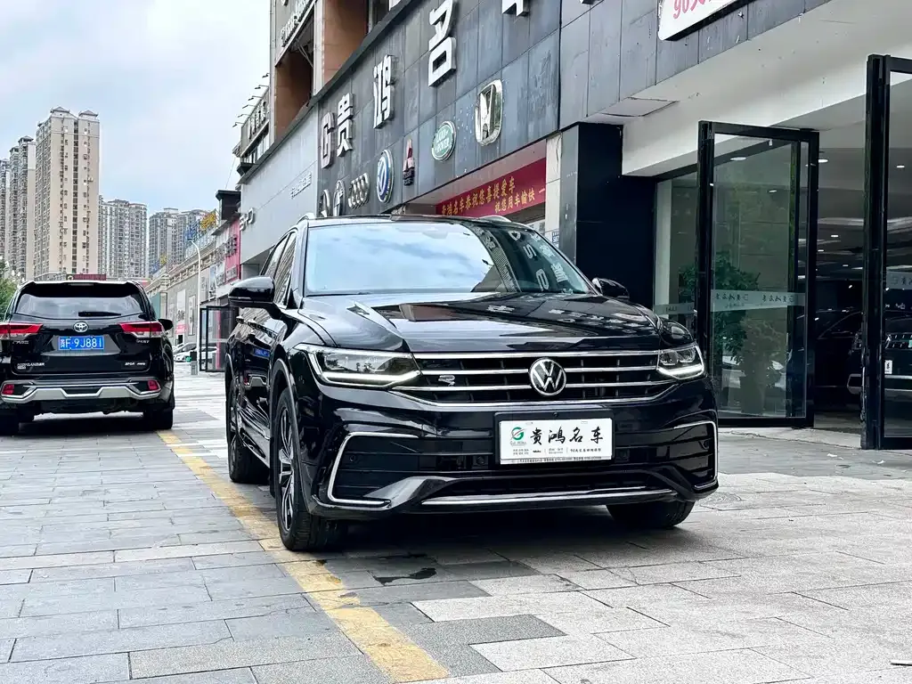 Volkswagen Tiguan L — фото 1
