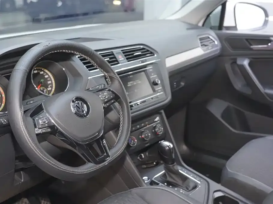 Volkswagen Tiguan L — фото 10