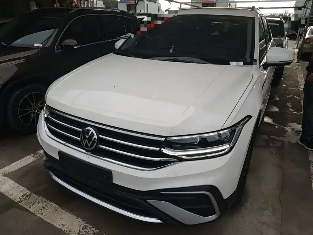 Volkswagen Tiguan L — фото 1