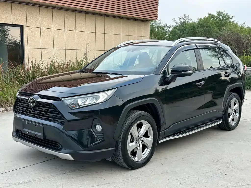 Toyota RAV4 — фото 1