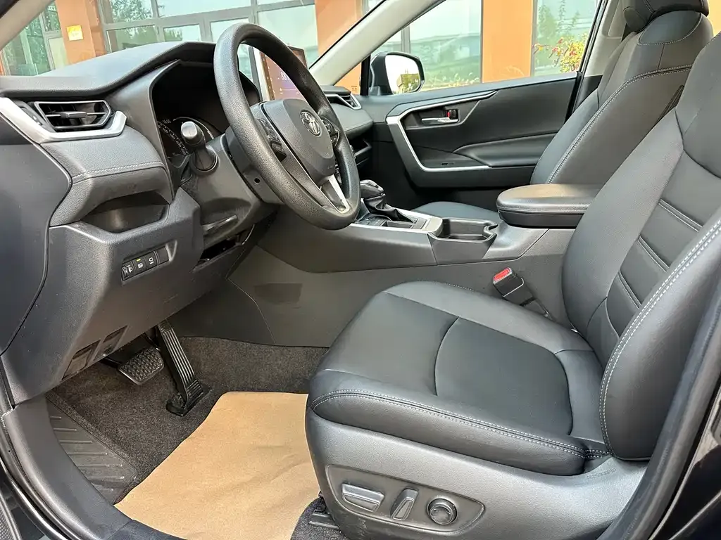 Toyota RAV4 — фото 10