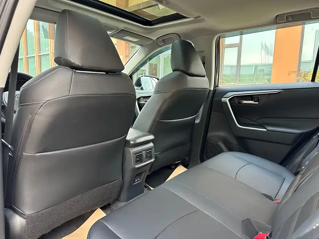 Toyota RAV4 — фото 6