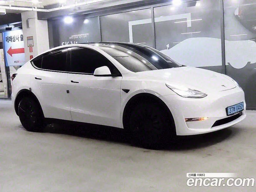 Tesla Model Y — фото 1