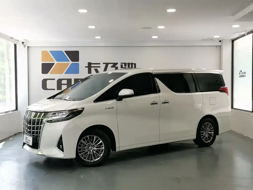 Toyota Alphard — фото 1