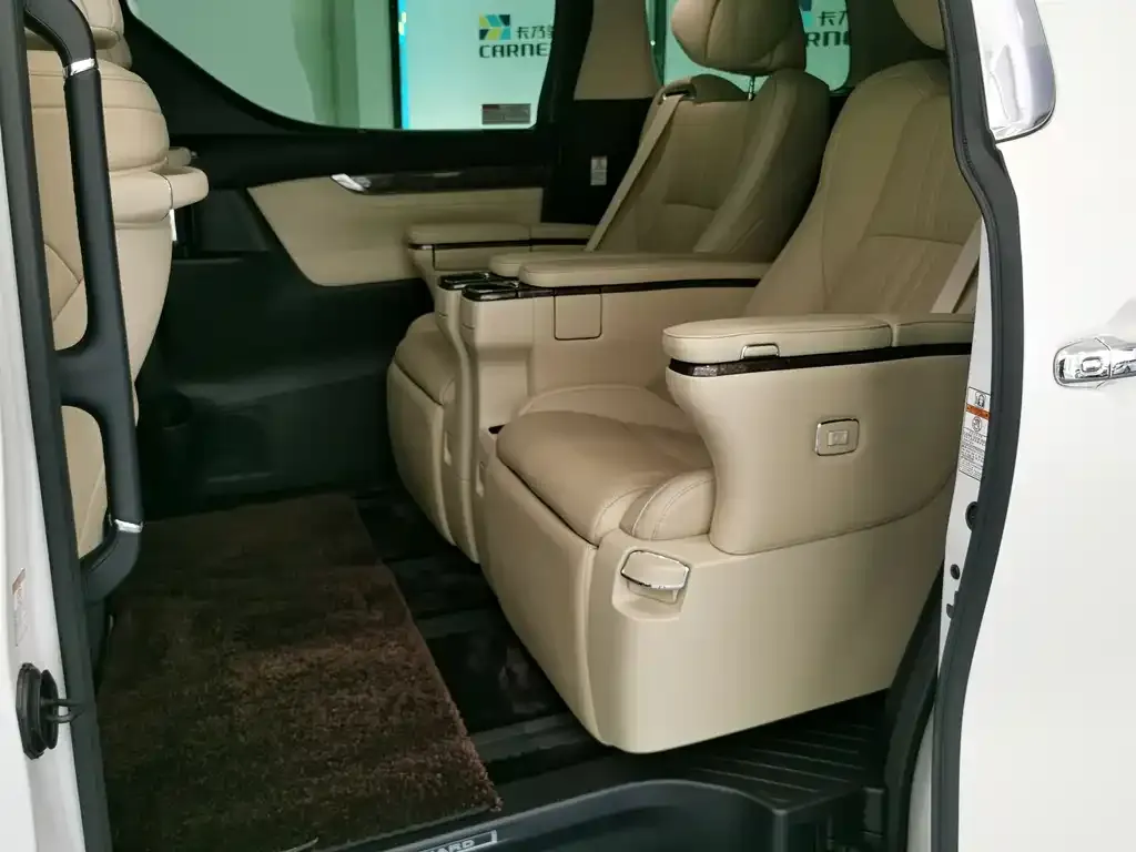 Toyota Alphard — фото 10