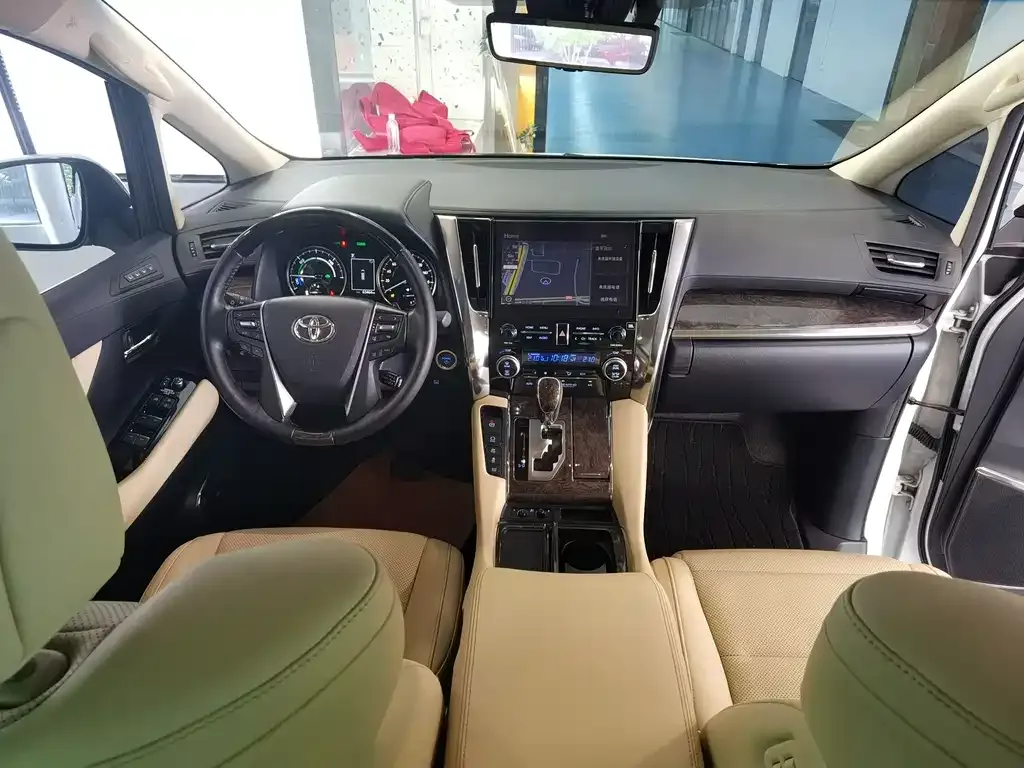 Toyota Alphard — фото 5