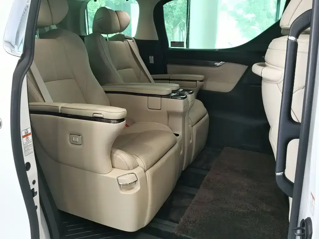 Toyota Alphard — фото 7