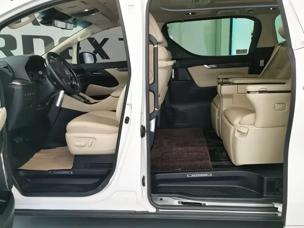 Toyota Alphard — фото 9
