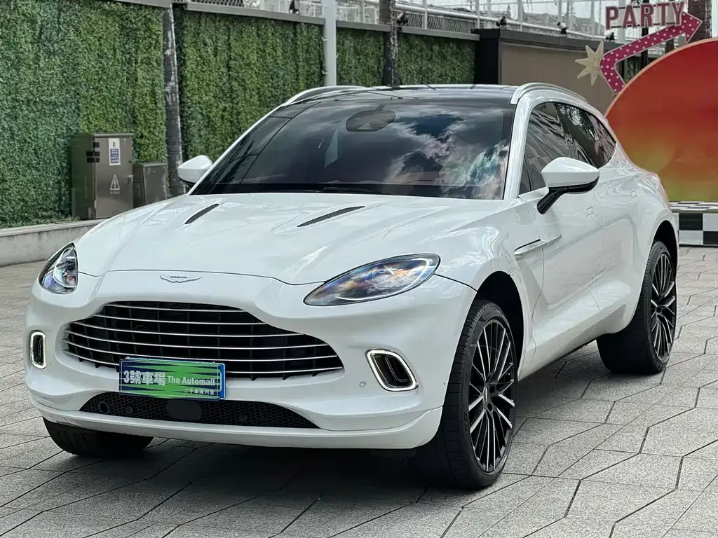 Aston Martin DBX — фото 1