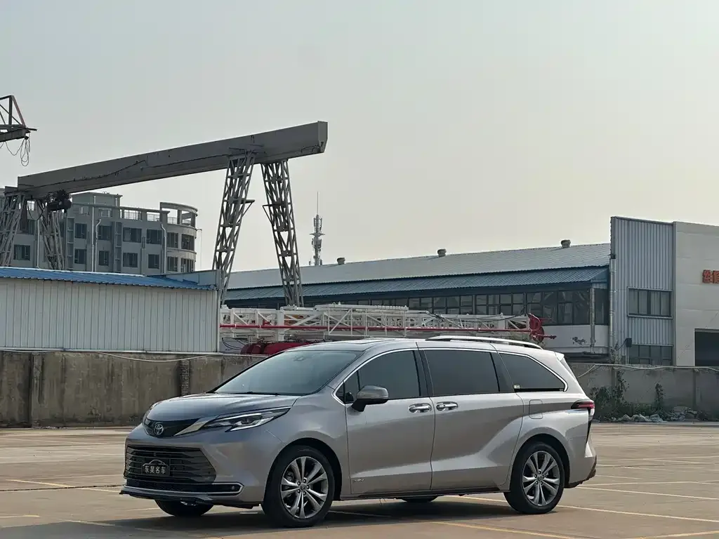 Toyota Sienna — фото 1