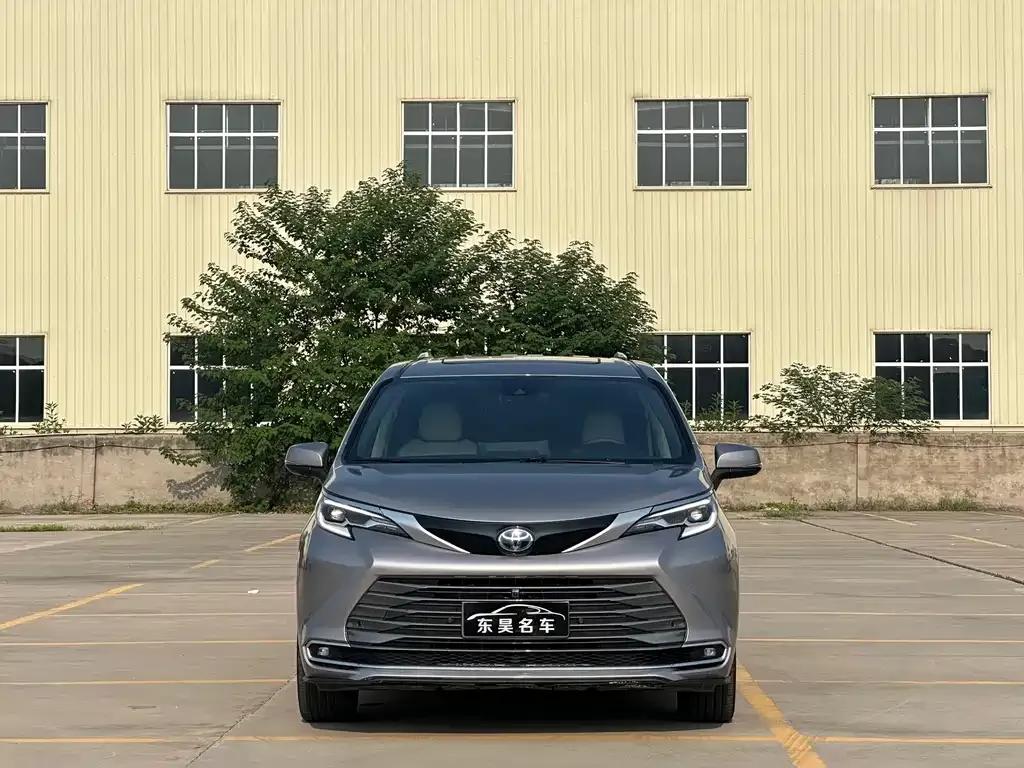Toyota Sienna — фото 2