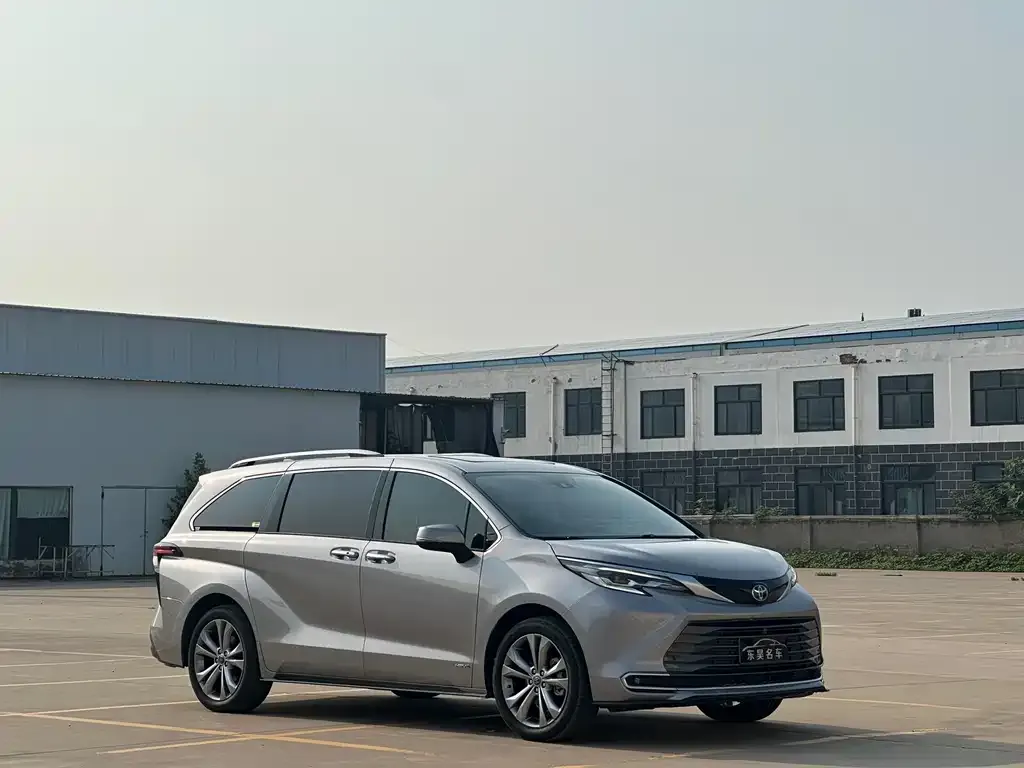 Toyota Sienna — фото 3