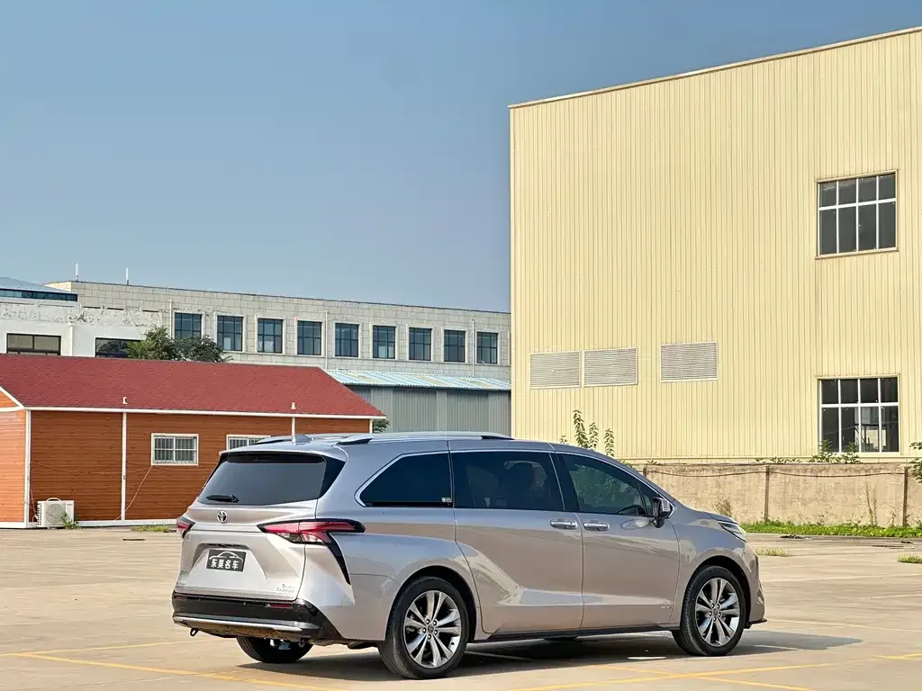 Toyota Sienna — фото 4